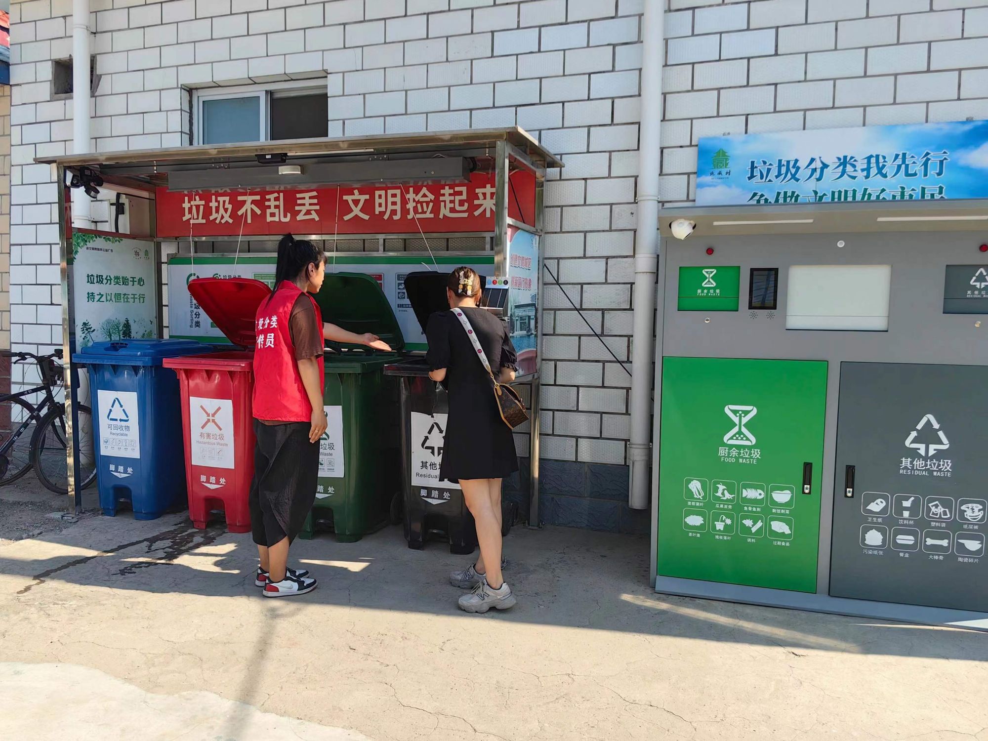 可以垃圾换钱的智能设备进入成都小区 “互联网+回收” 助力绿色低碳生活