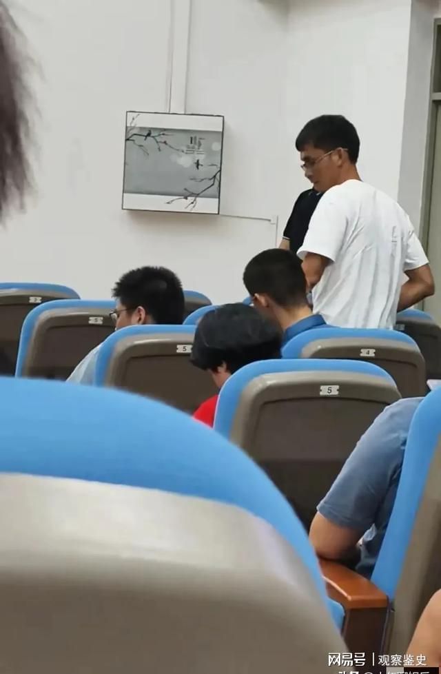 九游娱乐：彻底适应！唐尚珺自我介绍玩梗获全场掌声躺宿舍床上笑容满面(图7)