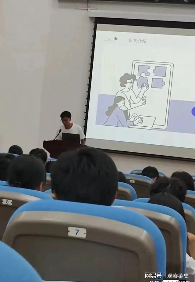 九游娱乐：彻底适应！唐尚珺自我介绍玩梗获全场掌声躺宿舍床上笑容满面(图2)
