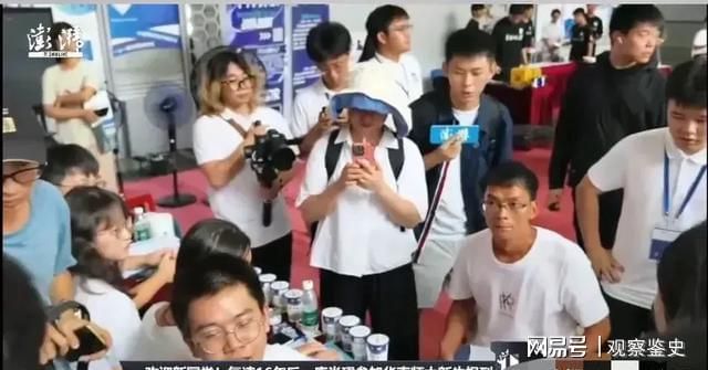 九游娱乐：彻底适应！唐尚珺自我介绍玩梗获全场掌声躺宿舍床上笑容满面