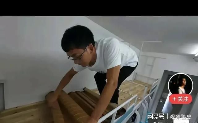 九游娱乐：彻底适应！唐尚珺自我介绍玩梗获全场掌声躺宿舍床上笑容满面(图3)