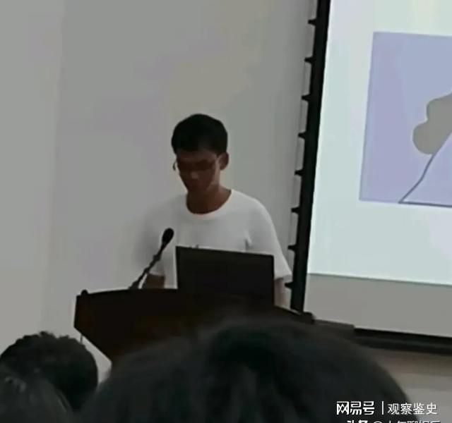 九游娱乐：彻底适应！唐尚珺自我介绍玩梗获全场掌声躺宿舍床上笑容满面(图4)