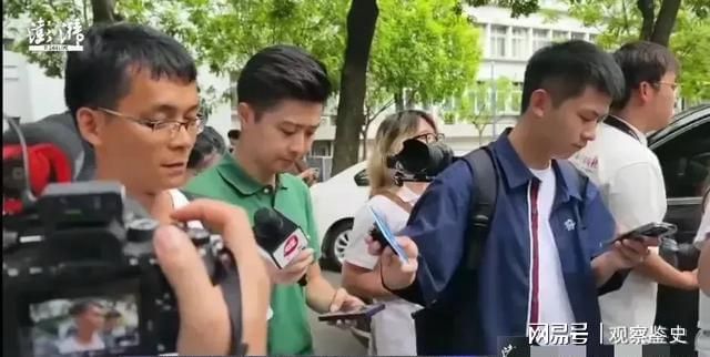 九游娱乐：彻底适应！唐尚珺自我介绍玩梗获全场掌声躺宿舍床上笑容满面(图5)