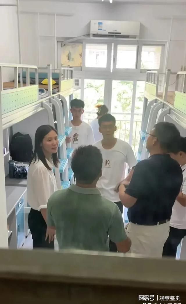 九游娱乐：彻底适应！唐尚珺自我介绍玩梗获全场掌声躺宿舍床上笑容满面(图6)