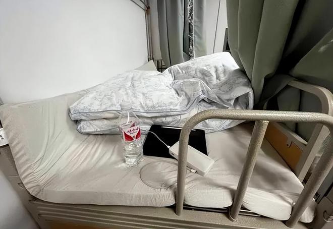 女大学生开学晒宿舍床铺18cm缝隙成隔阂隔着屏幕都感到无助(图2)