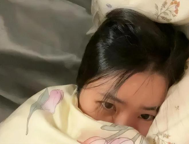 女大学生开学晒宿舍床铺18cm缝隙成隔阂隔着屏幕都感到无助(图5)