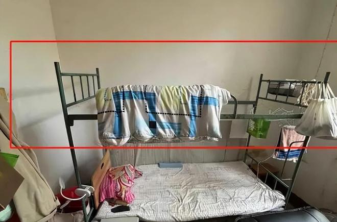 女大学生开学晒宿舍床铺18cm缝隙成隔阂隔着屏幕都感到无助(图6)