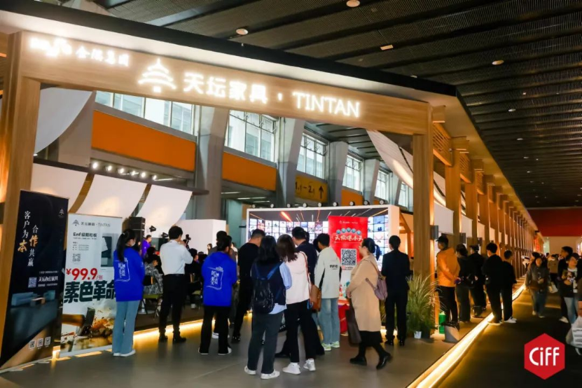 九游app入口：金隅天坛家具展位人潮涌动凭实力在中国家博会收获超高人气(图2)