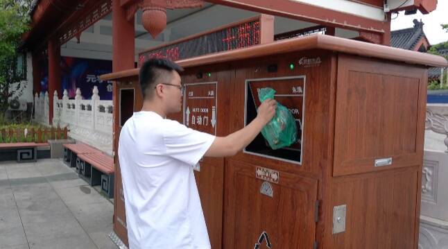 潍坊市潍城区：新型智能垃圾分类箱亮相 科技感满满吸引市民体验(图2)