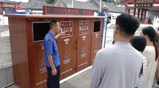 潍坊市潍城区：新型智能垃圾分类箱亮相 科技感满满吸引市民体验