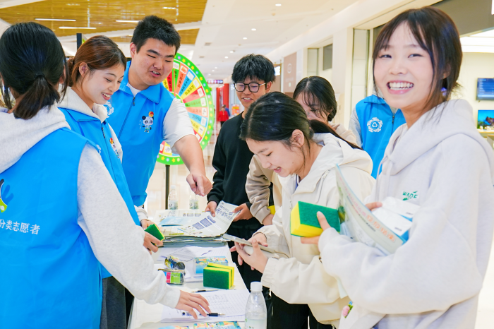 万众齐参与分类回收促循环——成都市开展低价值可回收物志愿服务主题宣传活动(图3)