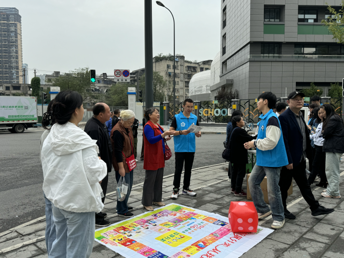 万众齐参与分类回收促循环——成都市开展低价值可回收物志愿服务主题宣传活动(图4)