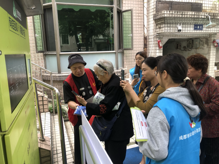万众齐参与分类回收促循环——成都市开展低价值可回收物志愿服务主题宣传活动(图5)
