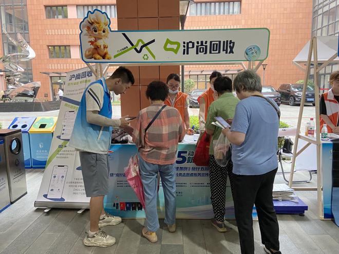 垃圾箱造型多样、机器人上门收垃圾上海推进精细化分类