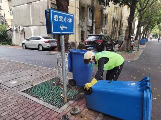 九游娱乐：纵览视频 重生之我在数博会捡垃圾！科技助力废物再利用这样的智能垃圾箱太棒了