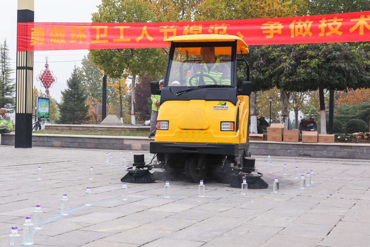 九游娱乐：“城市美容师”大比武 山西阳泉百余名环卫工同台竞技(图2)