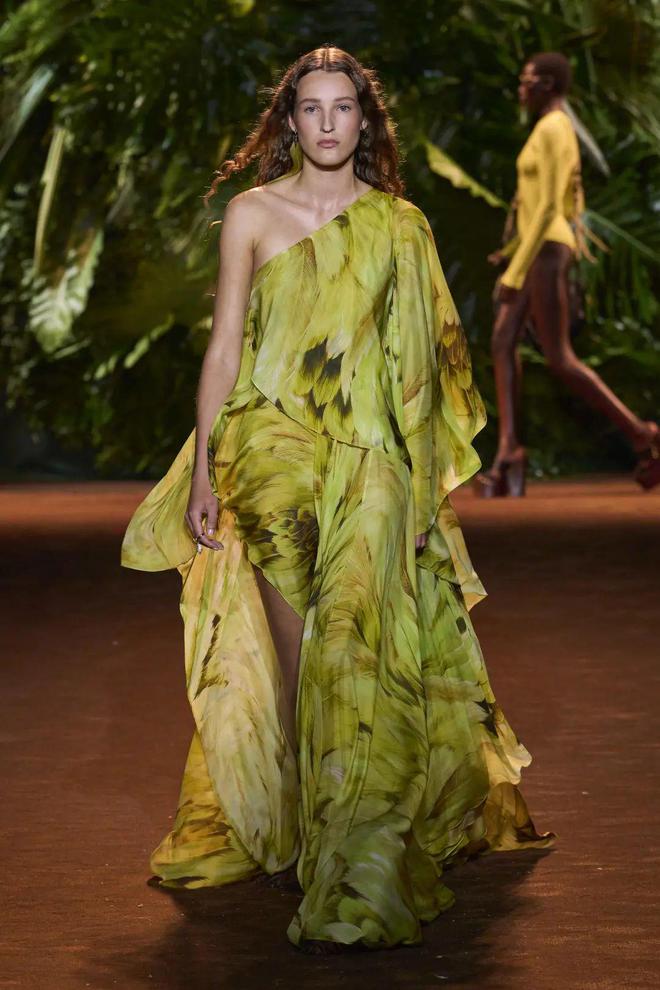 202425秋冬女装印花趋势——羽状兽纹美丽的印花图案