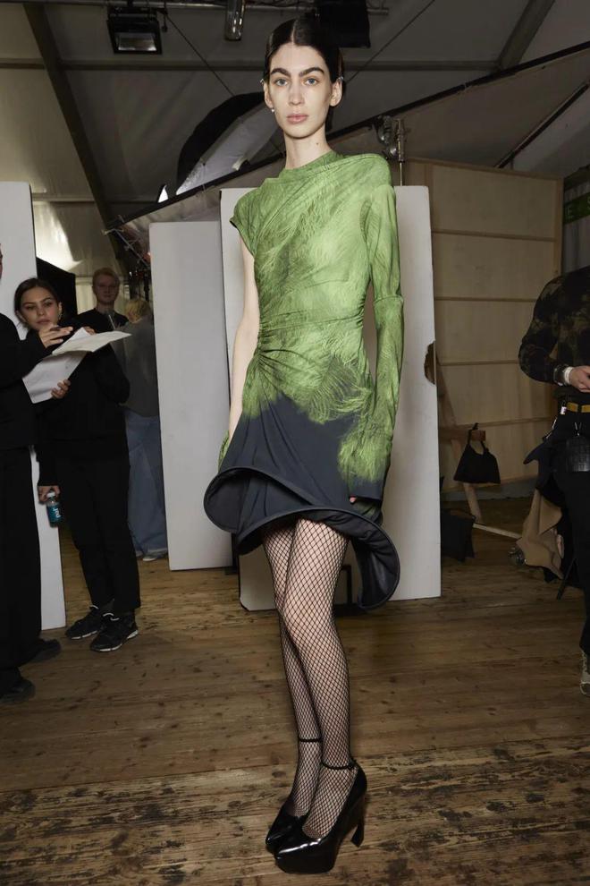 202425秋冬女装印花趋势——羽状兽纹美丽的印花图案(图3)