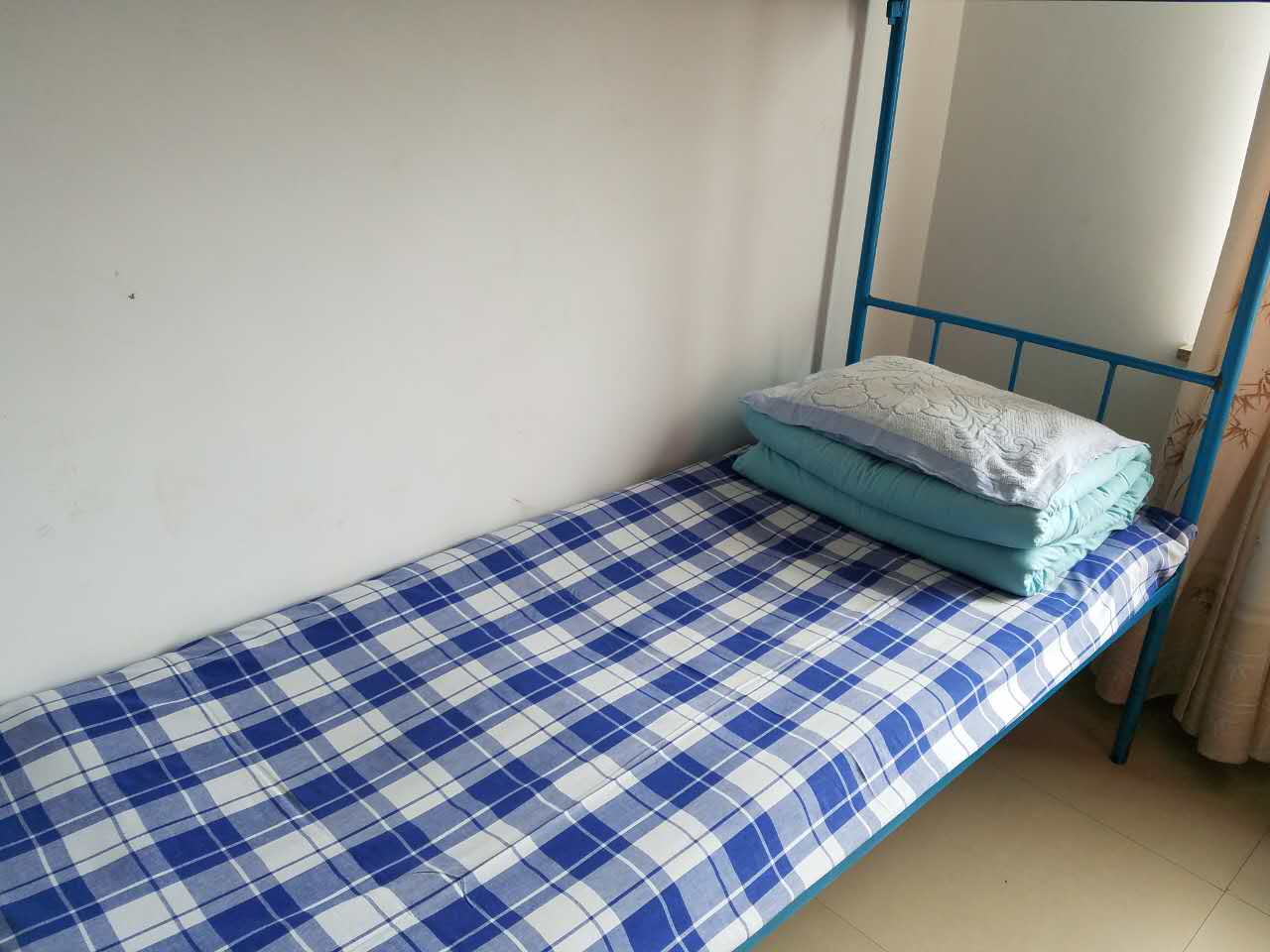 学校宿舍床板被曝盖殡仪馆章 系伪造公章引调查