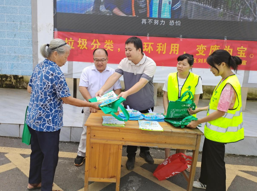 青秀区刘圩镇：持续常态化推进农村生活 垃圾分类工作(图2)