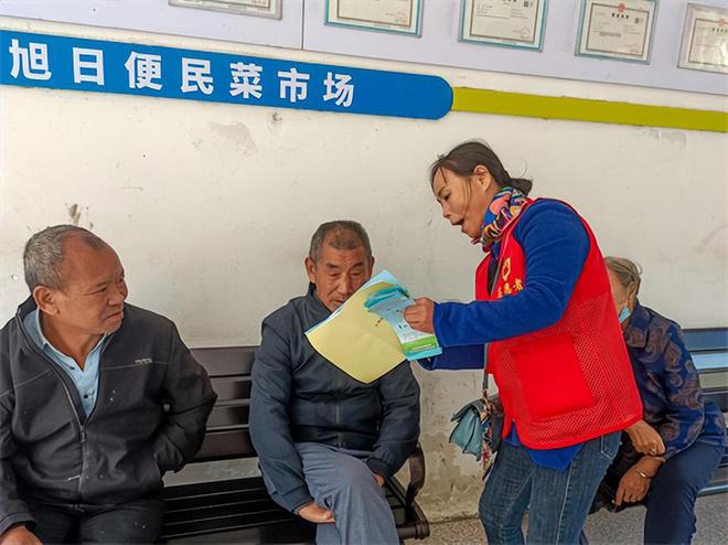 广信区城管局（市政公用服务中心）开展“垃圾分类进菜场环保理念入人心”主题宣传活动(图3)