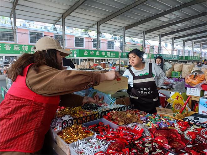 广信区城管局(市政公用服务中心)开展“垃圾分类进菜场环保理念入人心”主题宣传活动