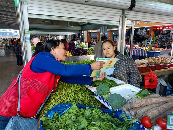广信区城管局（市政公用服务中心）开展“垃圾分类进菜场环保理念入人心”主题宣传活动(图2)