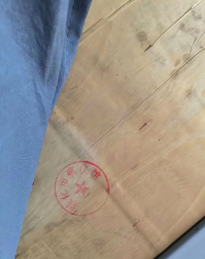 学校宿舍床板盖有殡仪馆的章？殡仪馆回应 来听新闻