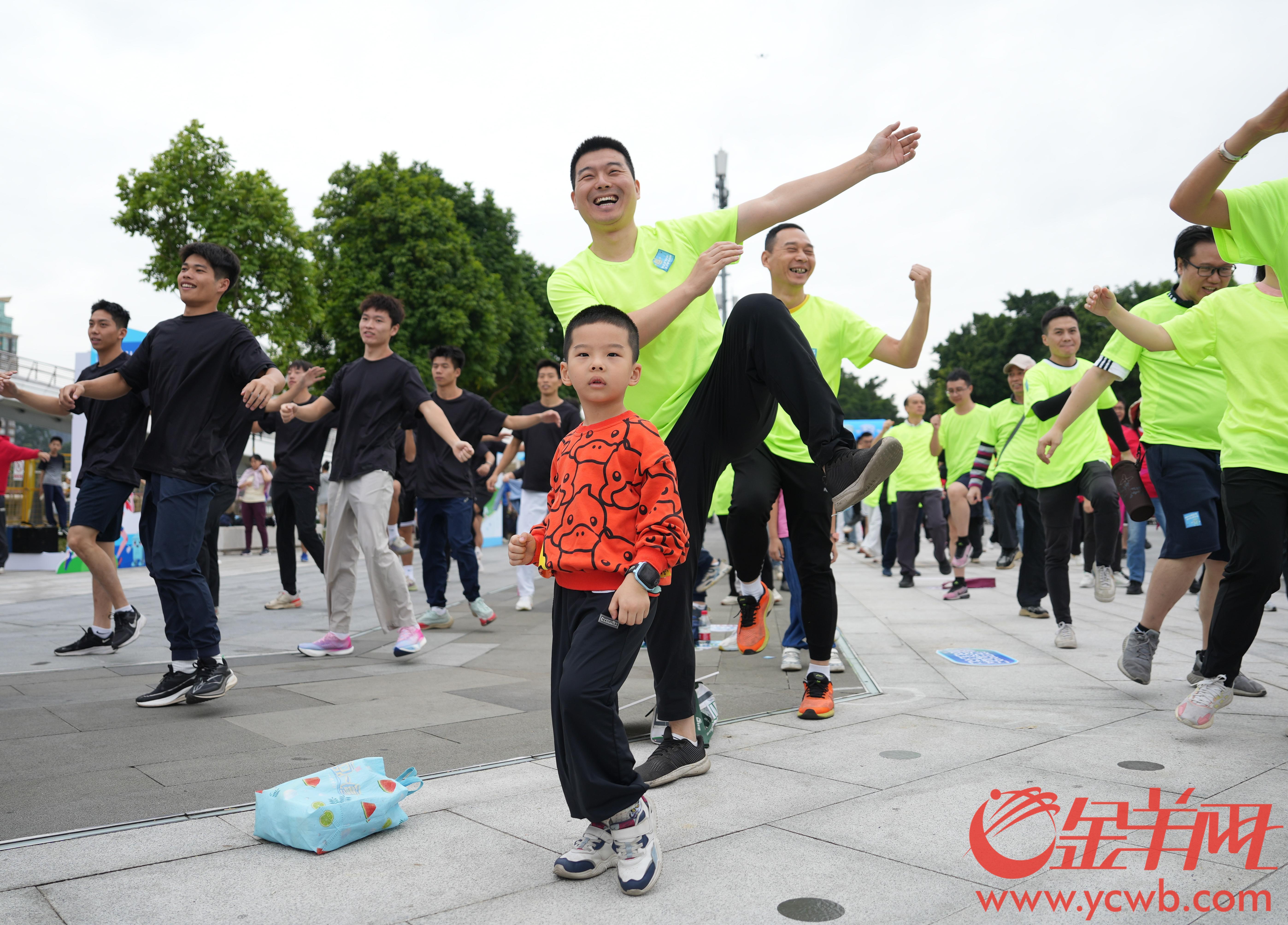 视频|奥运金牌得主与您一起奔跑!广州举办垃圾分类宣传活动助力“十五运”(图3)