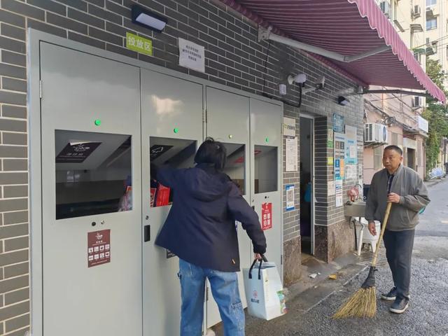 语音提醒、感应投放垃圾分类智能箱房在长宁这里“上岗”(图2)