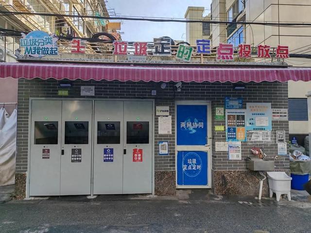 语音提醒、感应投放垃圾分类智能箱房在长宁这里“上岗”