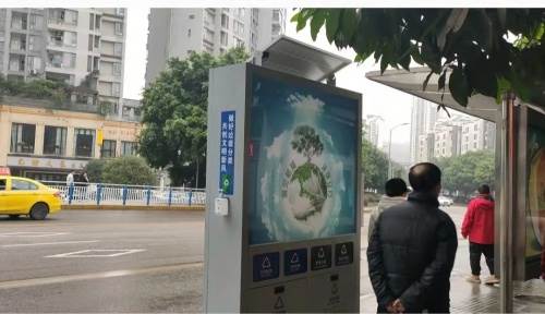 带着太阳能自动消毒还会“报警”的智能垃圾箱来了