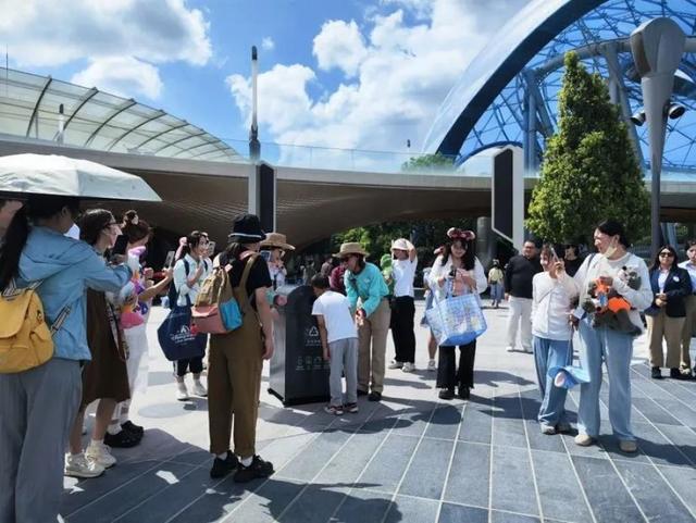 神奇回收箱“小推”回归！上海迪士尼度假区多种形式践行垃圾分类