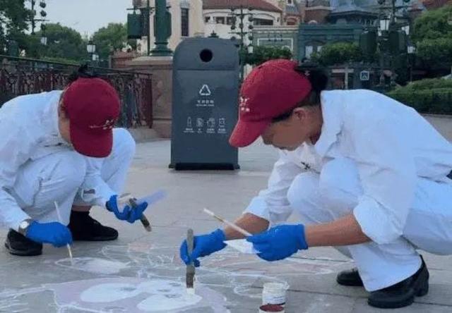 神奇回收箱“小推”回归！上海迪士尼度假区多种形式践行垃圾分类(图2)