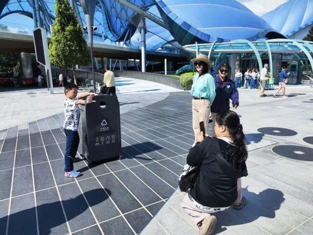 神奇回收箱“小推”回归！上海迪士尼度假区多种形式践行垃圾分类(图3)