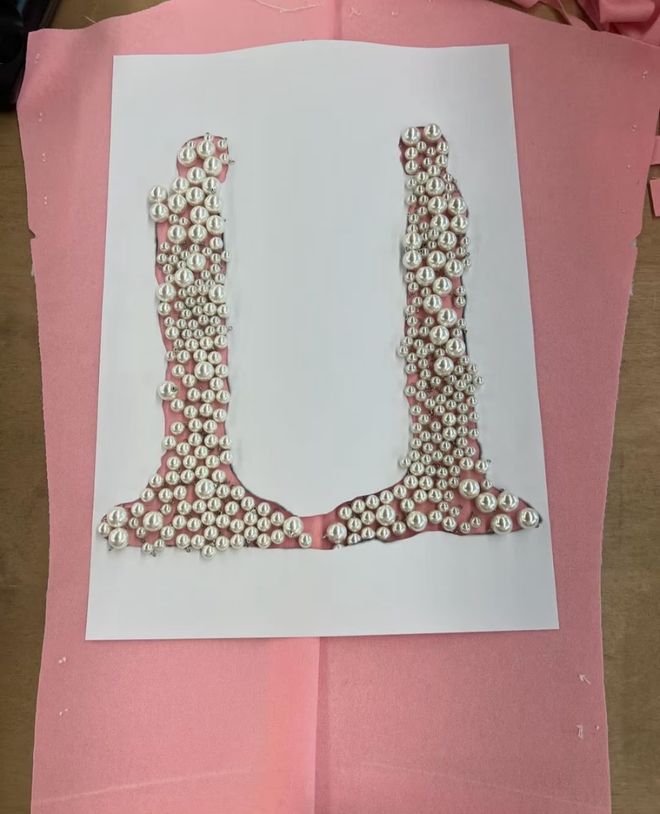 女装+头巾？权志龙回归带火了哪些品牌(图3)