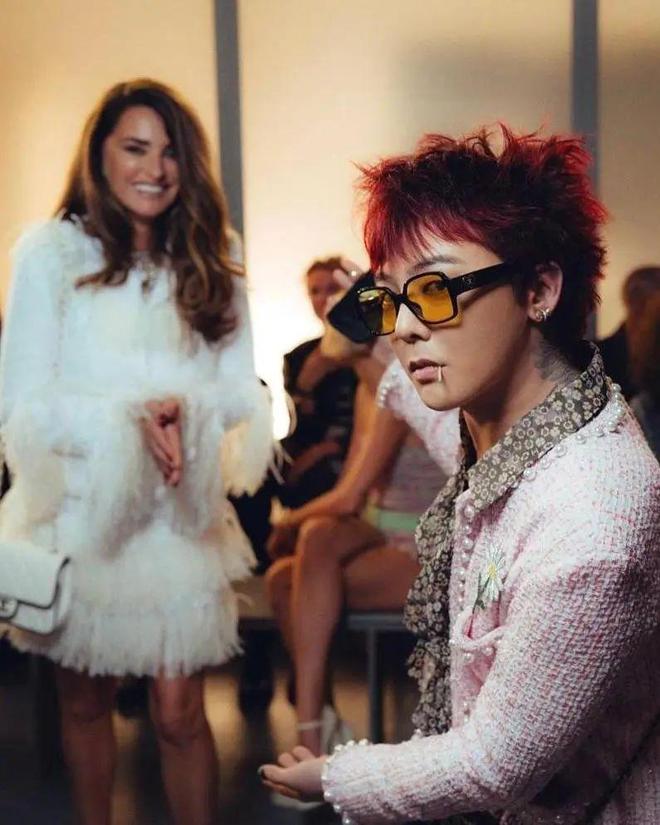 女装+头巾？权志龙回归带火了哪些品牌(图6)