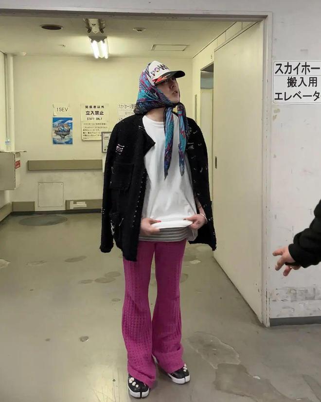 女装+头巾？权志龙回归带火了哪些品牌(图9)