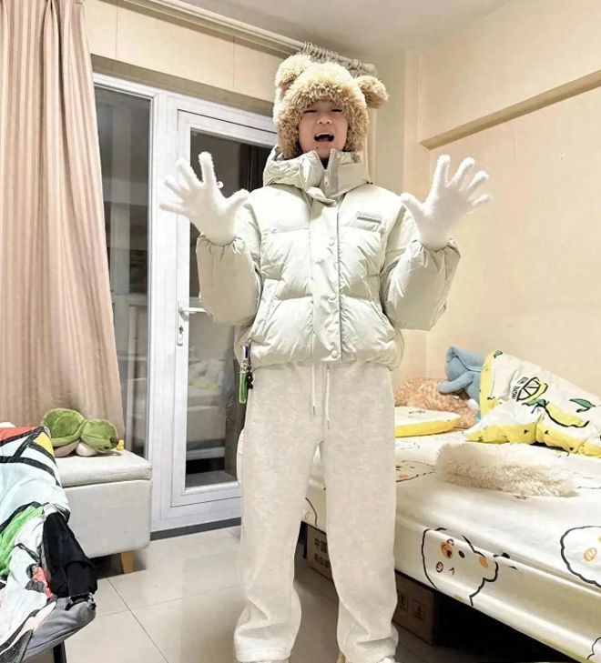 全红婵晒跳水队宿舍：单人间干净整洁单人床靠墙放还有阳台！