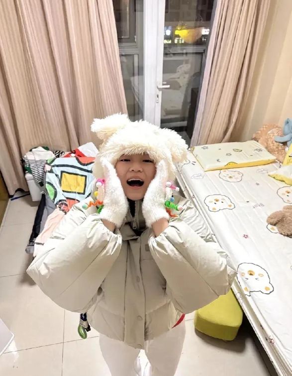 全红婵晒跳水队宿舍：单人间干净整洁单人床靠墙放还有阳台！(图2)