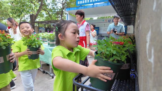 颜值+智能！“校社联动”打造低碳垃圾厢房(图2)