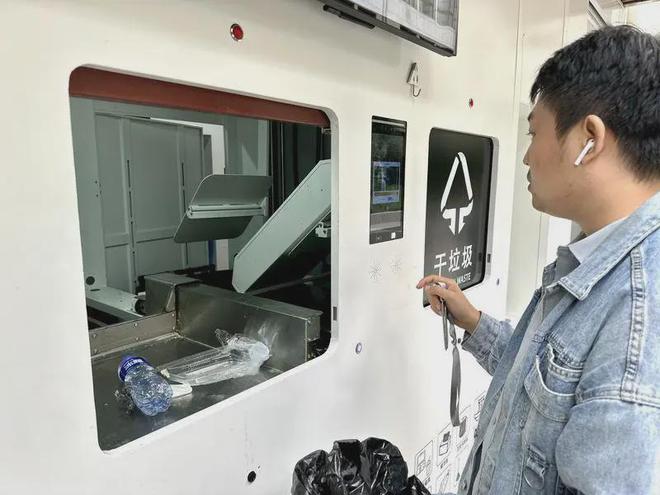香蕉皮为啥扔不进湿垃圾桶？黄浦区这个AI识别的智能垃圾箱房神了
