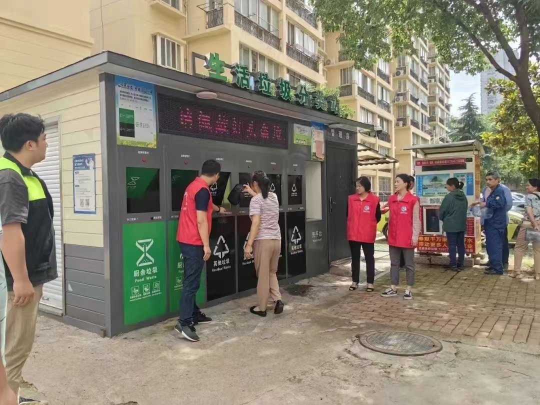 南昌青山湖区：开展垃圾分类 美化城市环境(图2)