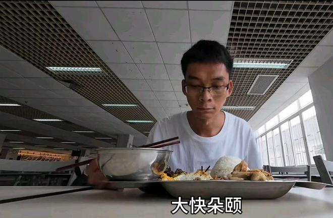 唐尚珺不会复读宿舍床帘装上了享受大学食堂美食(图3)