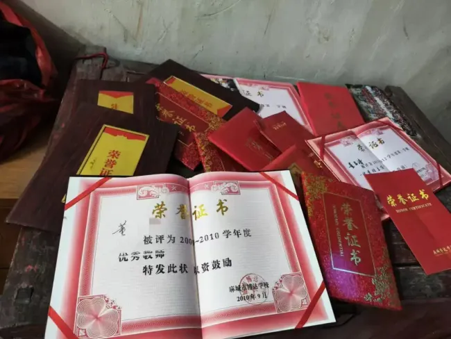 黄冈58岁高三教师宿舍离世 辛勤工作17年终倒下(图2)