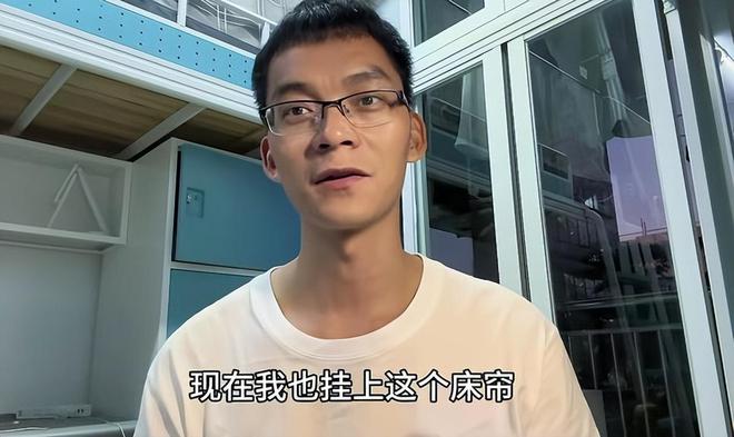 “与珺同帘”？唐尚珺在宿舍床位挂上床帘评论区发言笑不活了！(图8)