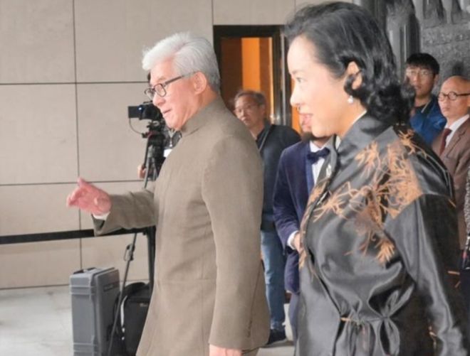 朱玲玲参加郑志亮婚礼！穿中式印花衣尽显端庄之美霍震霆也去了