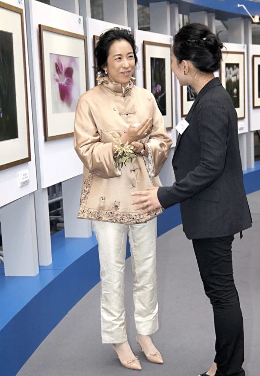 朱玲玲参加郑志亮婚礼！穿中式印花衣尽显端庄之美霍震霆也去了(图2)