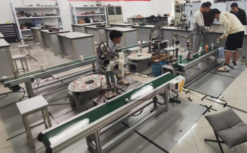 科技创新彰显青春力量——中国计量大学现代科技学院、华北学院学生团队自主研发垃圾分拣机器人(图2)