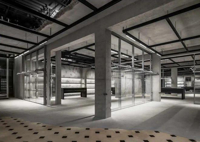 Balenciaga中国最大门店在南京西路启幕！首发限定系列单品(图4)